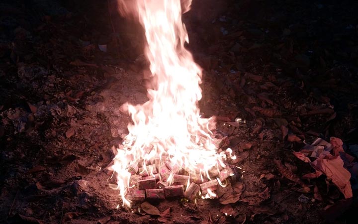 নেত্রকোনায় রাজস্ব ফাঁকি দেওয়া তারা বিড়ি জব্দ, ব্যবসায়ীকে জরিমানা